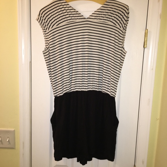 EUC BCBGeneration black and white romper size M - Picture 4 of 4